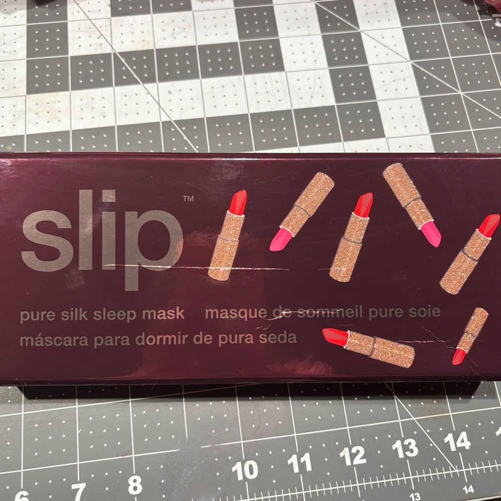 Slip Pure Silk Sleep Mask Burgandy Red Embroidered Lipstick Design NWT New - Picture 3 of 4